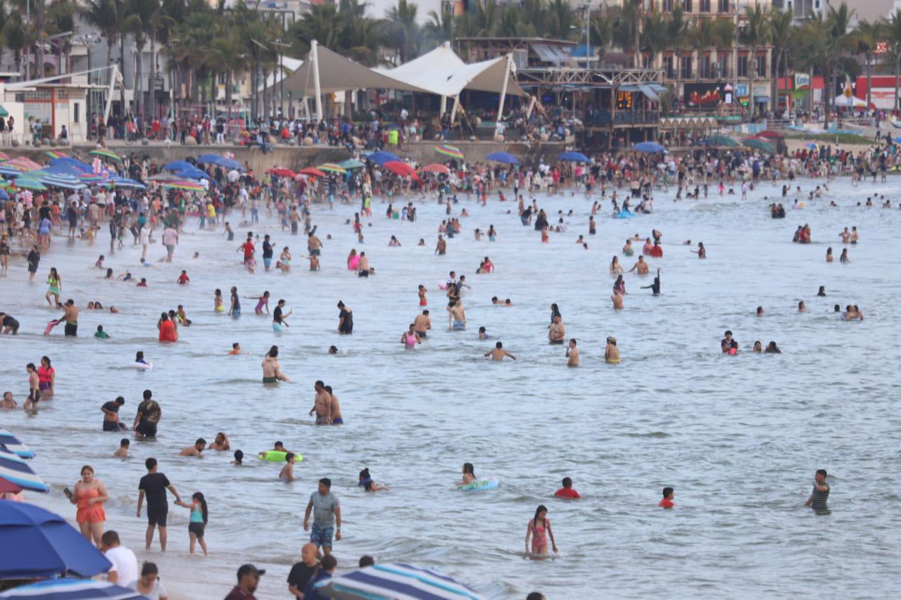 $!#FOTOS | Así fueron los últimos minutos en las playas de Mazatlán este Sábado Santo