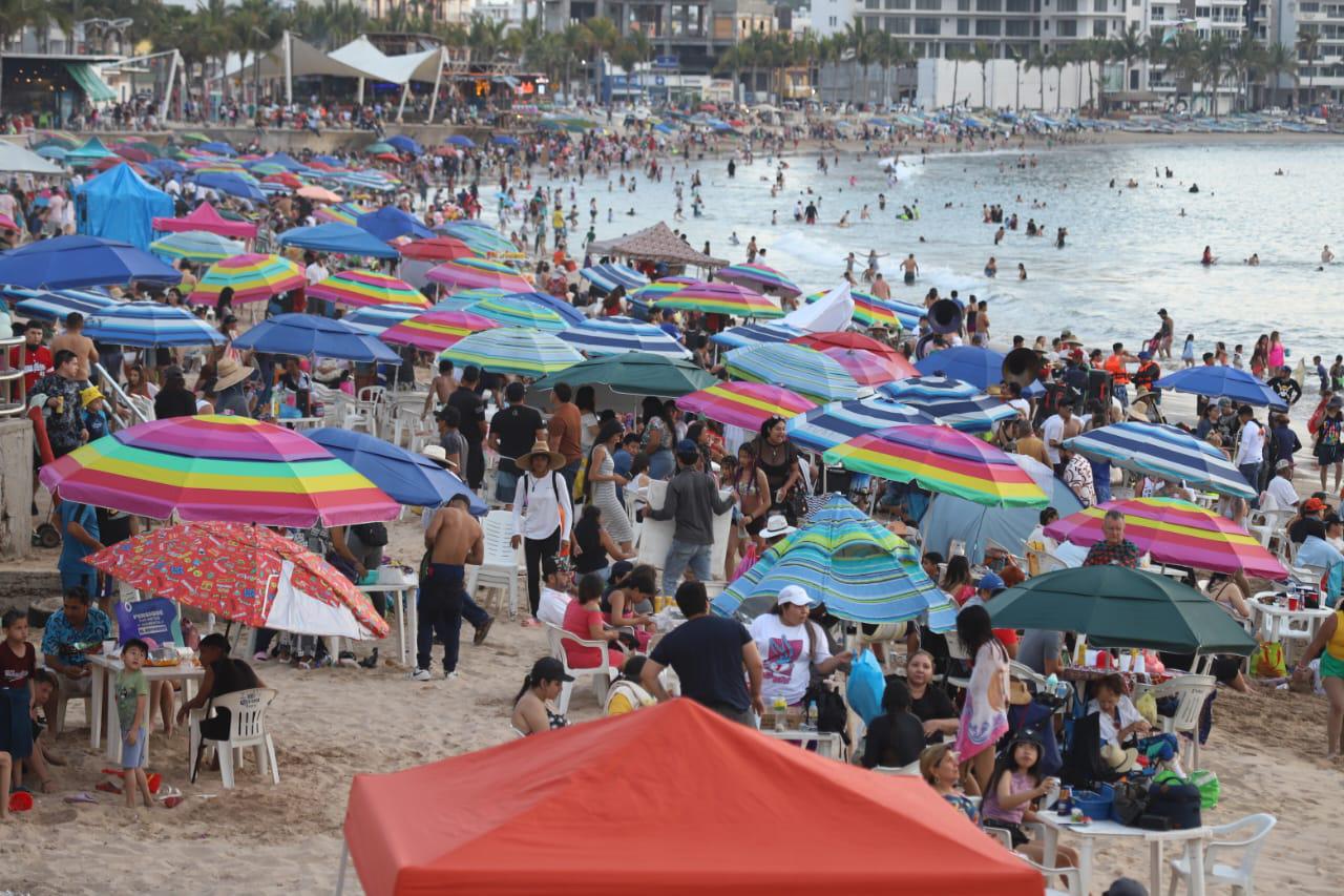 $!#FOTOS | Así fueron los últimos minutos en las playas de Mazatlán este Sábado Santo