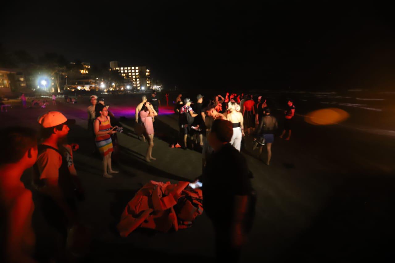 $!Embarcación turística encalla en Mazatlán; 50 pasajeros descienden en la playa