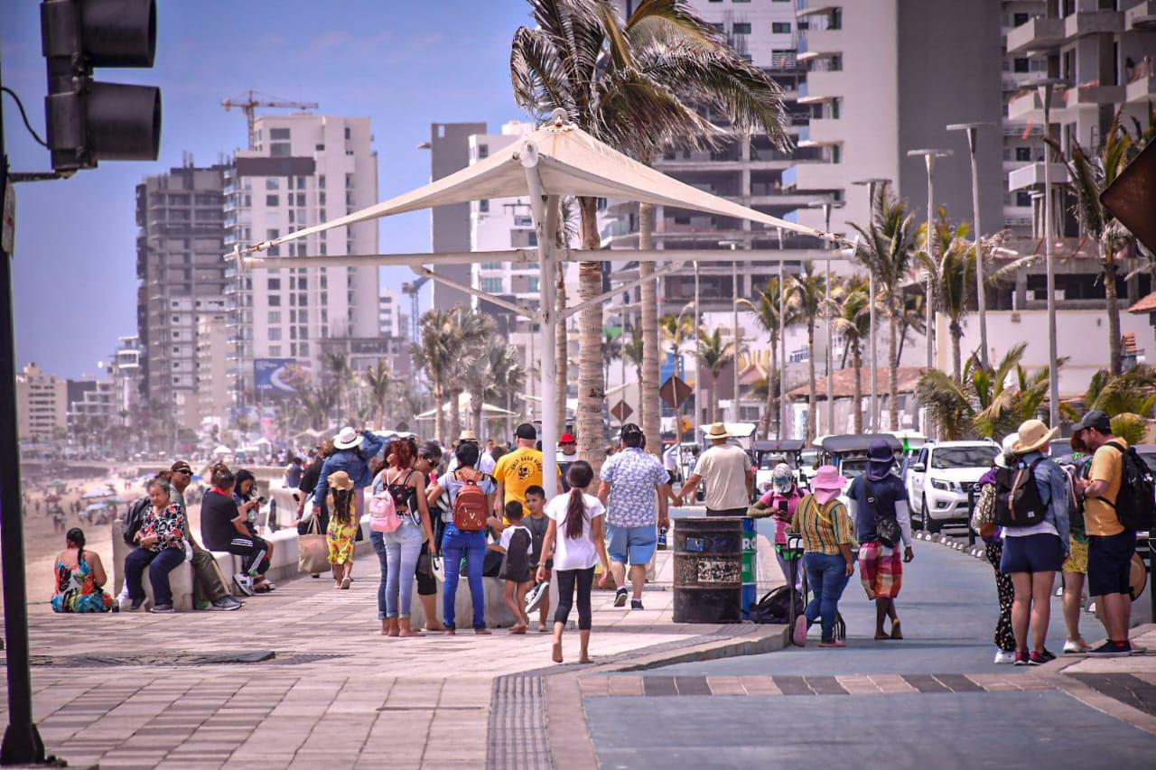 $!Llama Alcalde a locales y turistas a no tirar basura en las playas ni en la ciudad