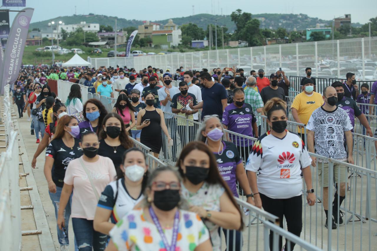 $!Invaden aficionados americanistas estadio Kraken