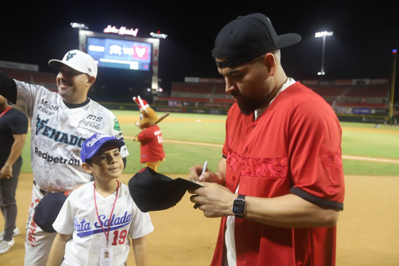 $!José Urquidy lanza la primera bola en el juego Venados-Sultanes