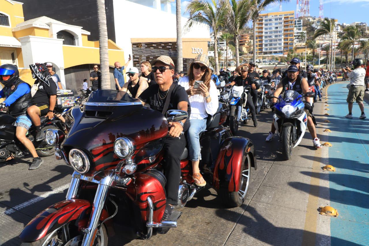 $!Cientos de motociclistas recorren el paseo costero de Mazatlán dentro de la Semana de la Moto