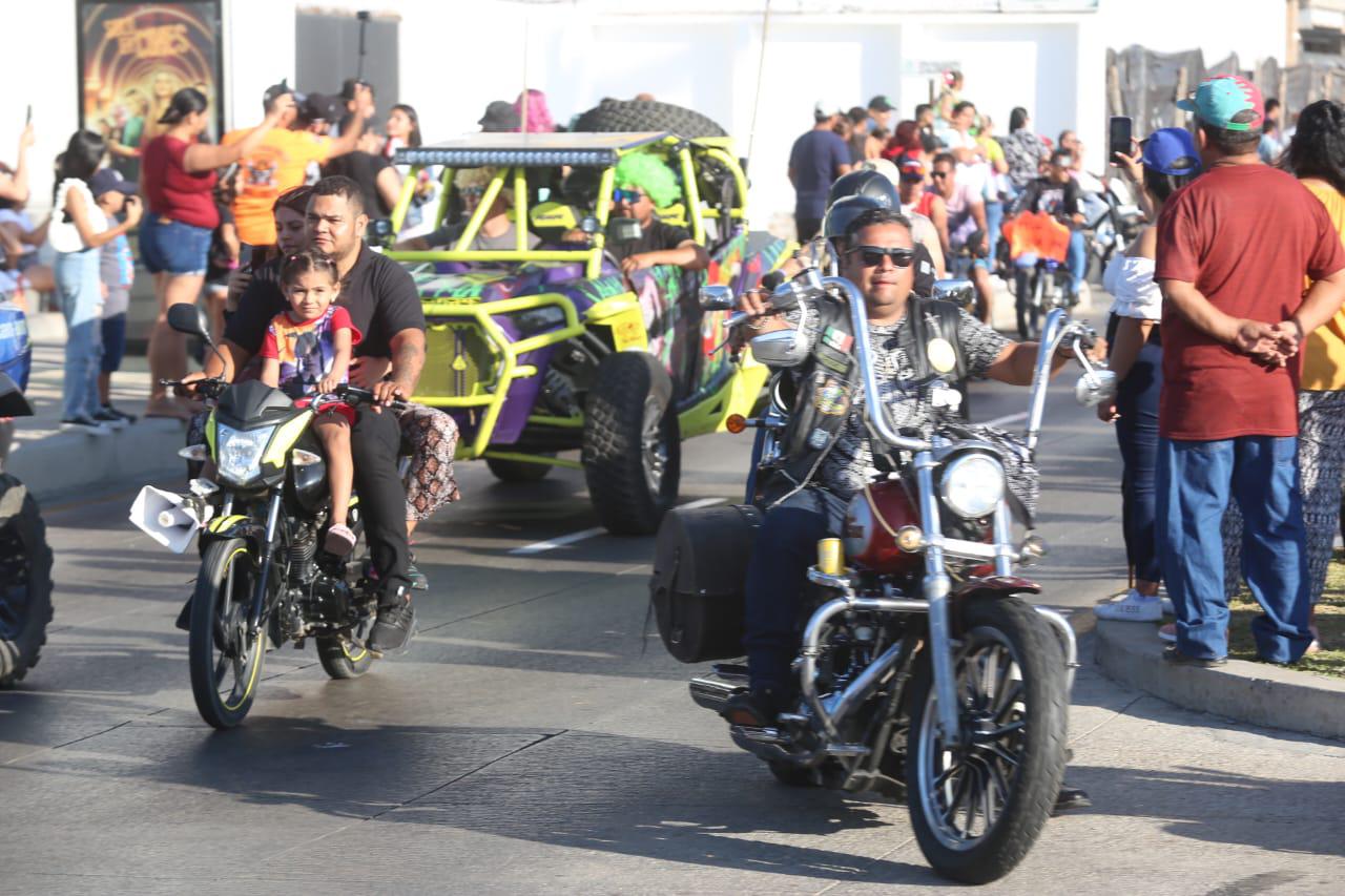 $!Miles de motociclistas convierten el malecón en un Carnaval