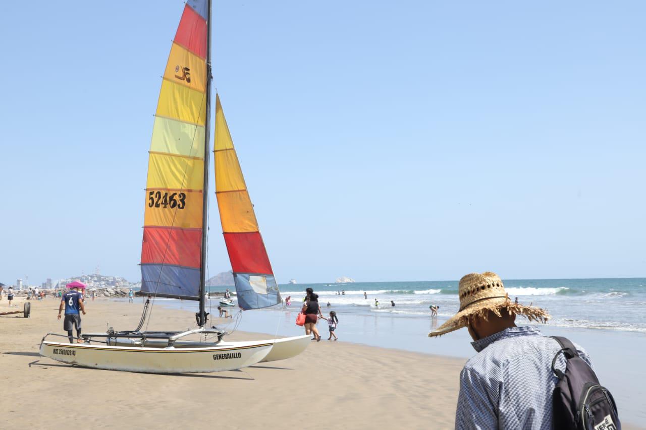 $!Atienden a 4 bañistas por contacto con quemadores; continúa el mar de fondo en playas de Mazatlán