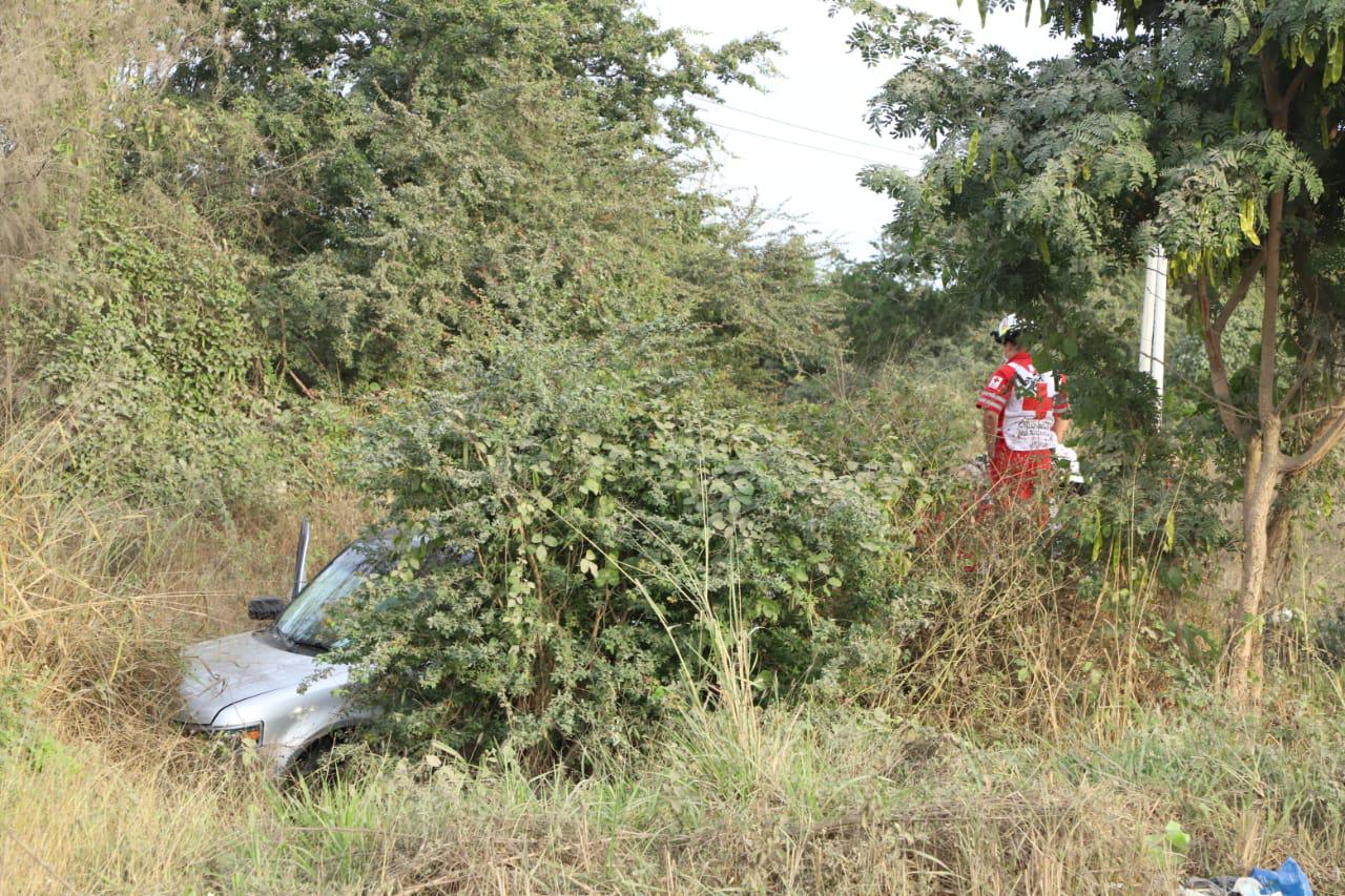 $!Embancan camioneta y la dejan abandonada en Mazatlán