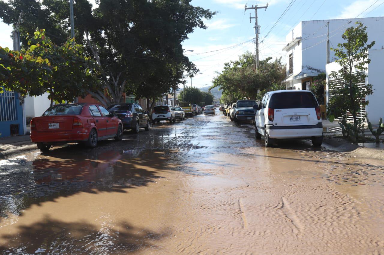 $!Megafuga inunda calles de Villa Florida, en Mazatlán