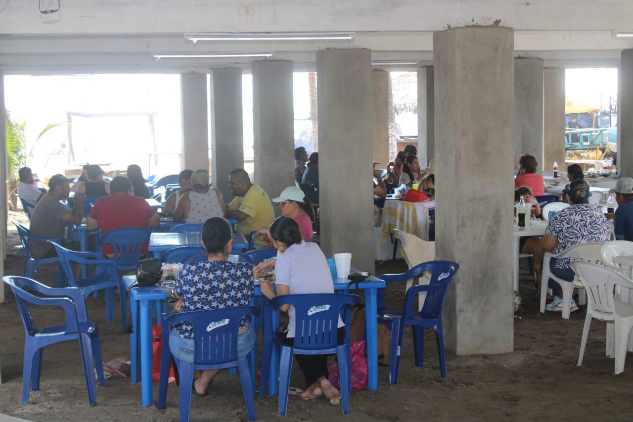 $!Restaurantes en playa El Caimanero aseguran tener buenos resultados en afluencia de visitantes