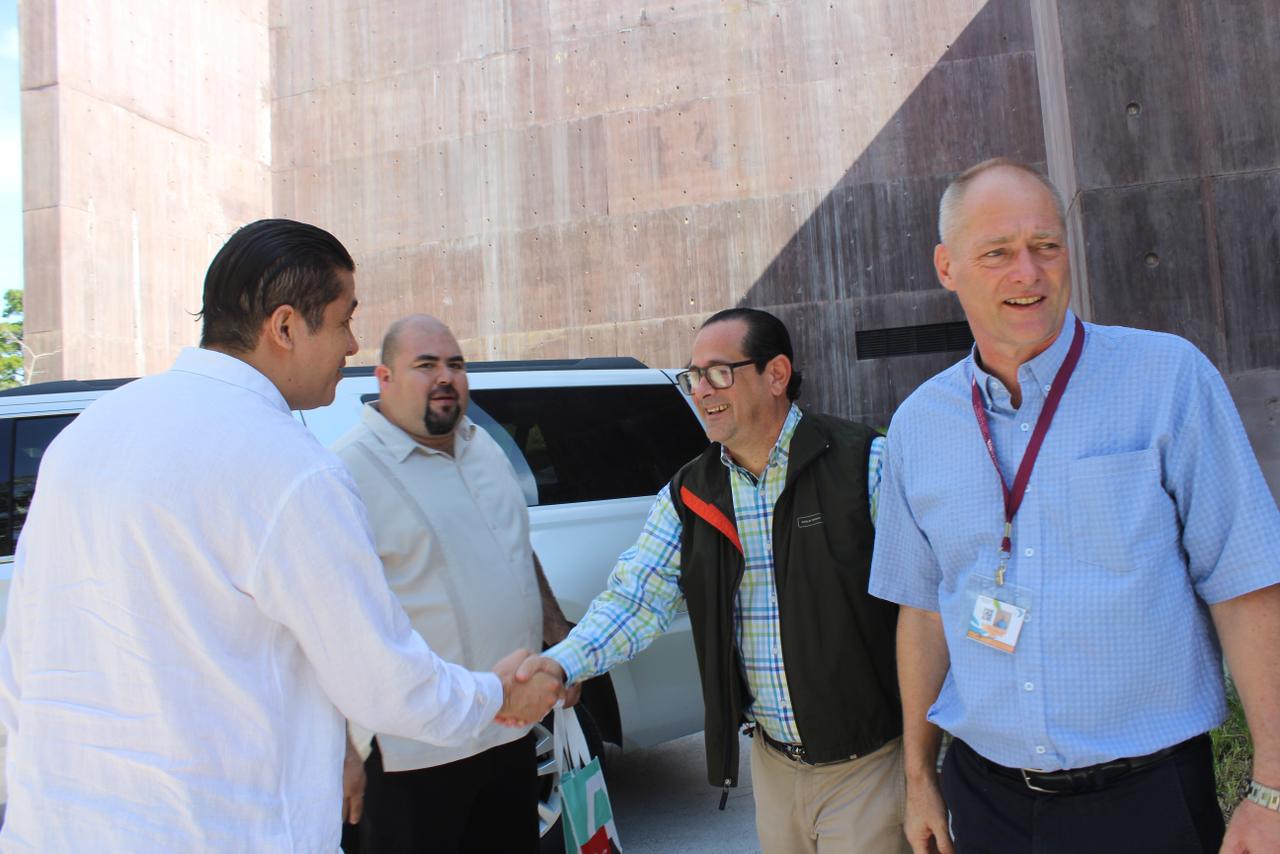 $!Embajador de Canadá y Cónsul visitan Gran Acuario Mazatlán en gira de trabajo