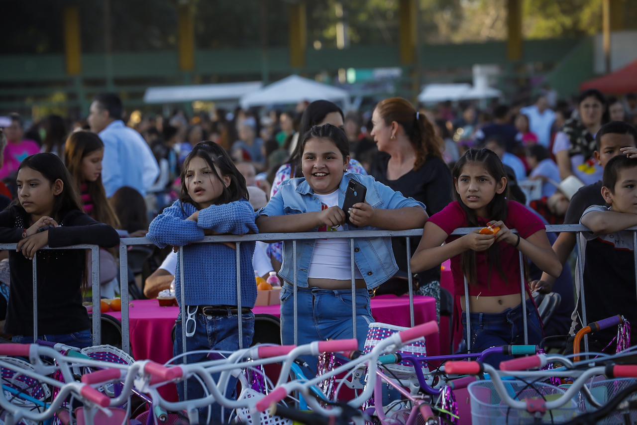 $!Festejan con 3 mil bicicletas a niños y niñas de Pericos, Mocorito