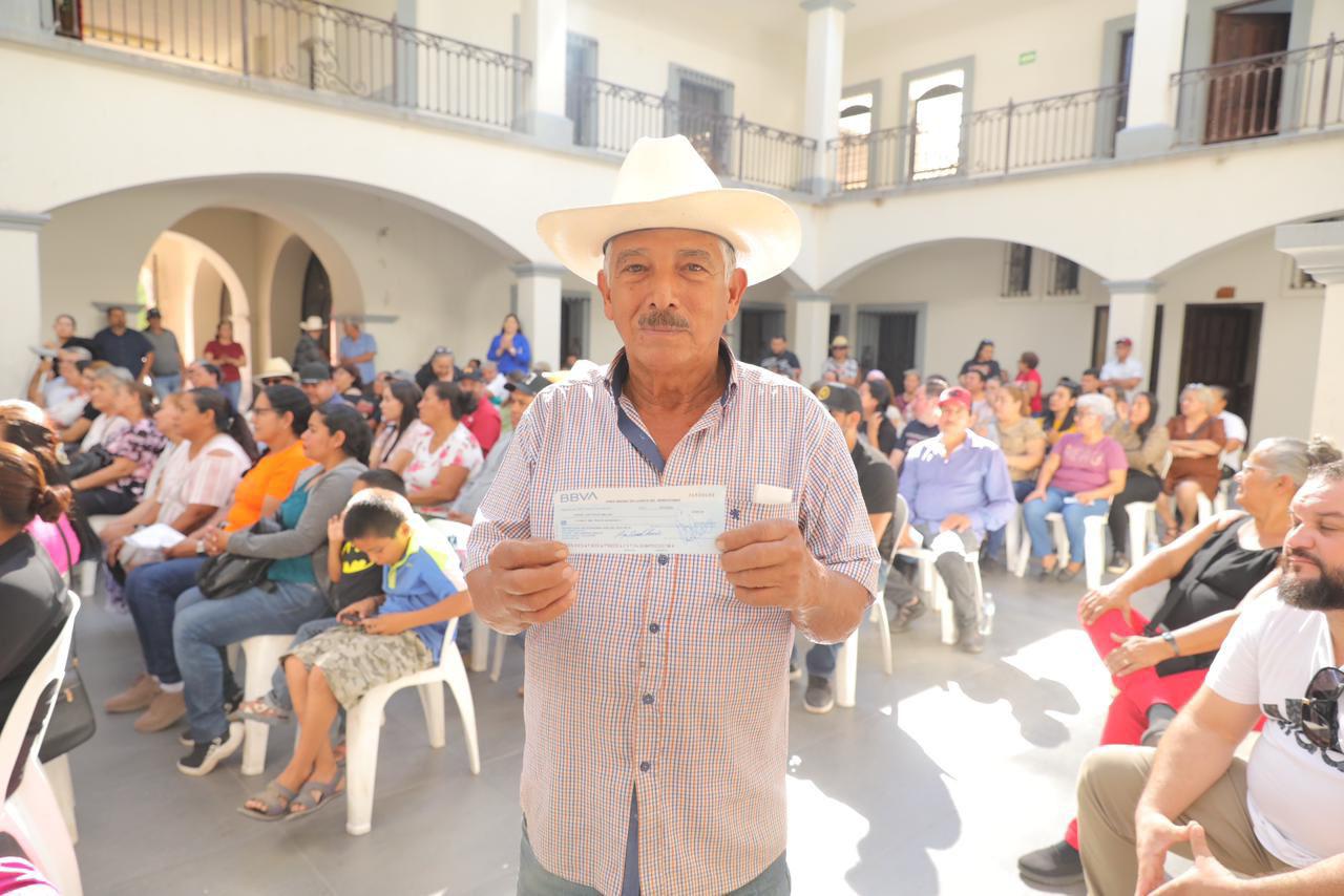 $!Entregan en San Ignacio apoyos económicos a comerciantes y restauranteros