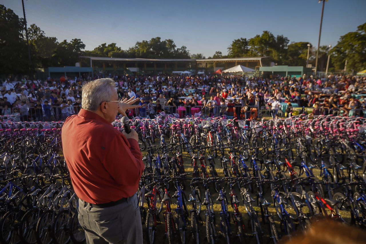 $!Festejan con 3 mil bicicletas a niños y niñas de Pericos, Mocorito