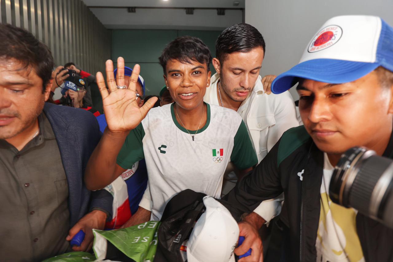 $!Prisca Awiti regresa a México con plata olímpica y es recibida con el Cielito Lindo