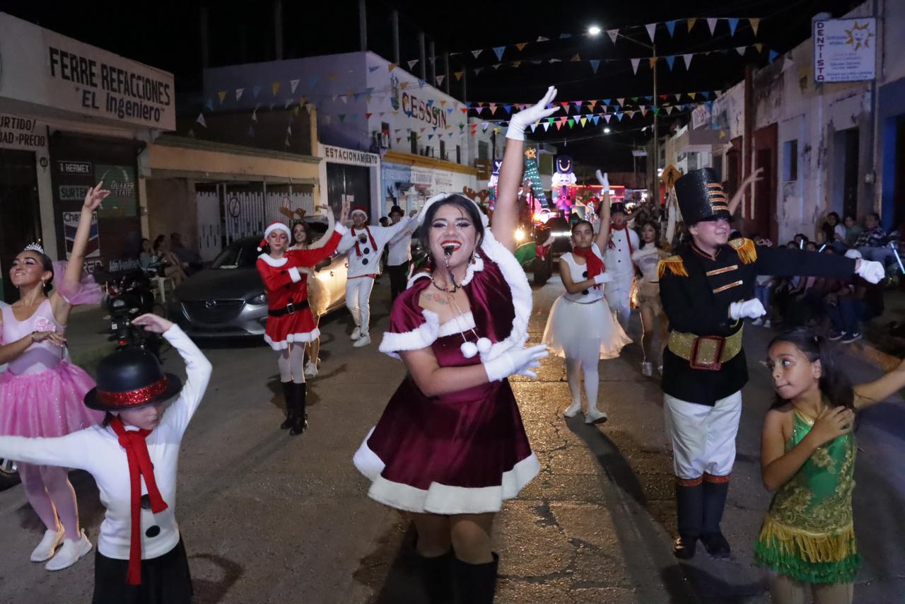 $!Encienden el espíritu navideño en Rosario con desfile de luces, árbol y Nacimiento