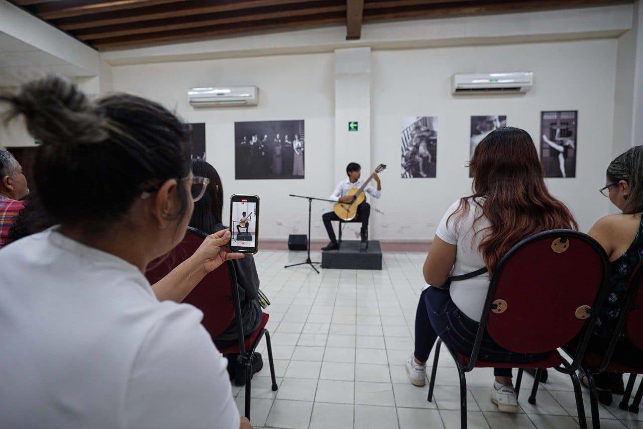 $!Los padres de familia que asistieron no perdieron la oportunidad para tomar fotografías de recuerdo.