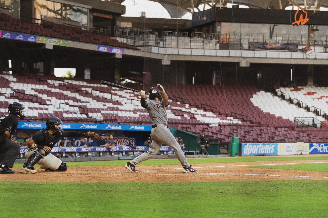 $!Tomateros de Culiacán impone su categoría ante Selección JAPAC