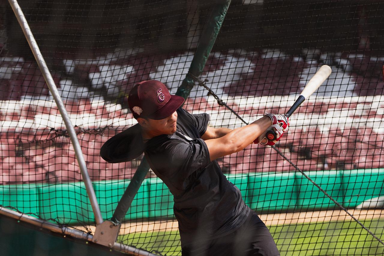 $!Víctor Castañeda trabaja con sesión Live BP desde el bullpen, en la práctica de Tomateros de Culiacán