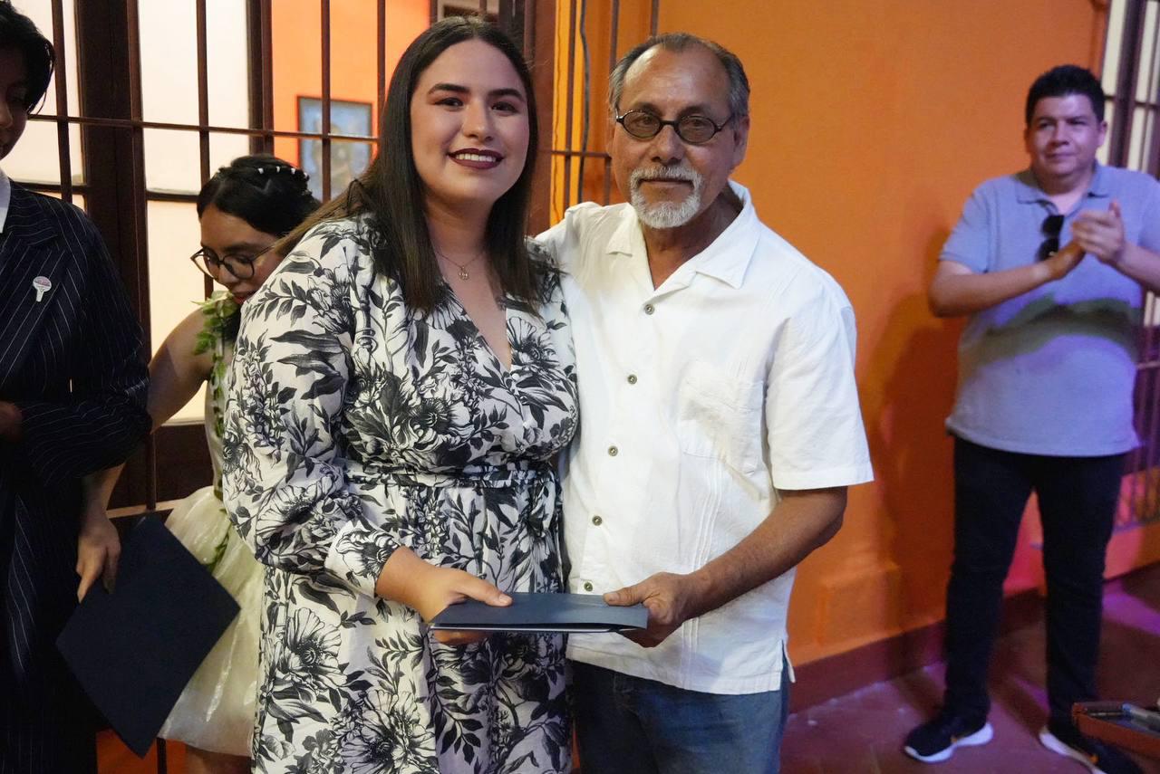 $!Cindy Gómez recibe su reconocimiento de manos del profesor Miguel Flores.