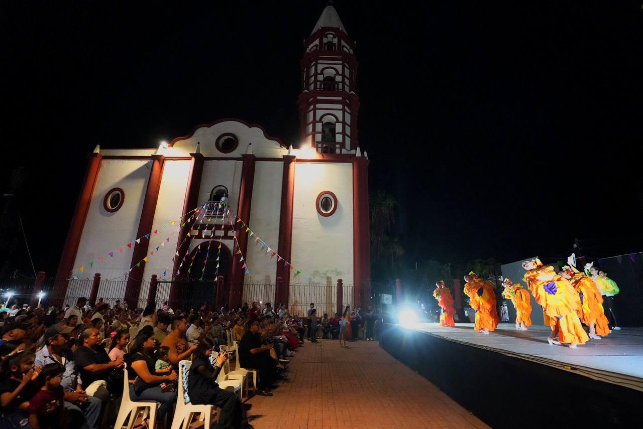 $!Miembros del ballet juvenil de la Academia de Baile “Danzabel” regalan momentos de sano esparcimiento al público que llenó la plazuela