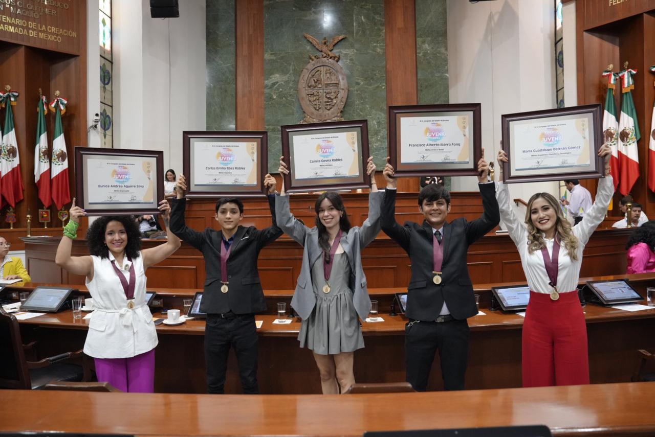 $!Eunice Andrea Aguirre, Carlos Emilio Báez, Camila Govea Robles, Francisco Ibarra Fong y María Guadalupe Beltrán, alzan felices sus reconocimientos.