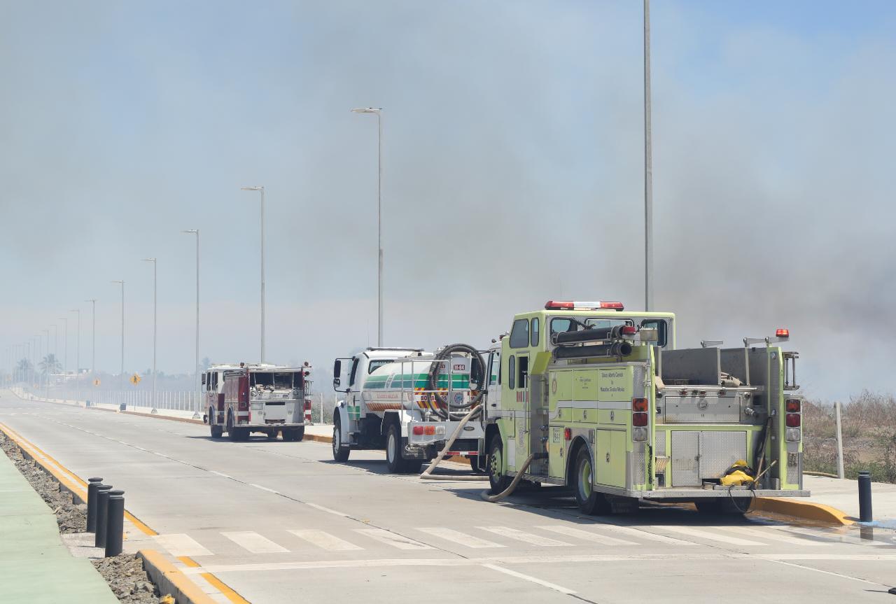 $!Incendio en terreno baldío nubla la visibilidad en la Avenida del Delfín