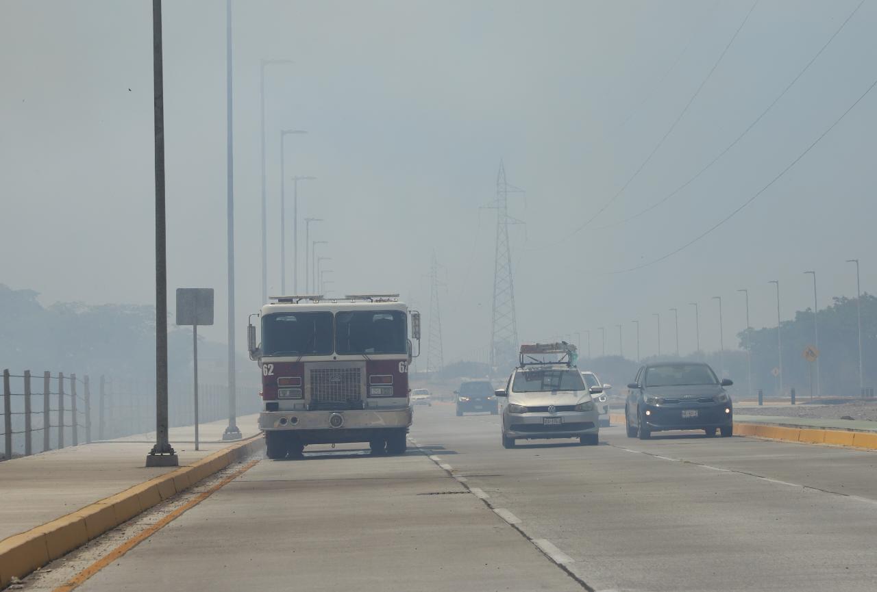 $!Incendio en terreno baldío nubla la visibilidad en la Avenida del Delfín