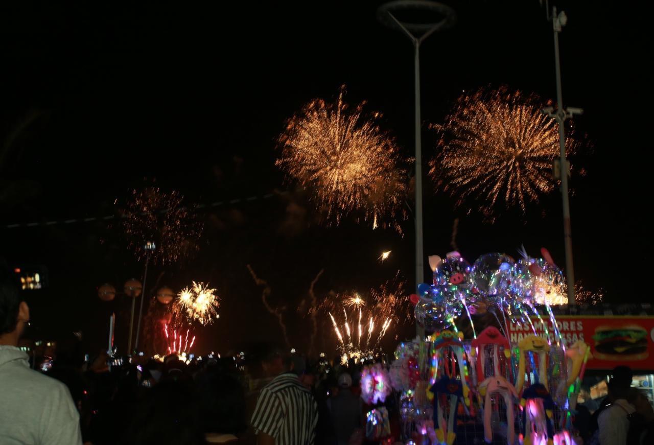 $!Estallan luces multicolores en el cielo de Olas Altas; regresó el Combate Naval