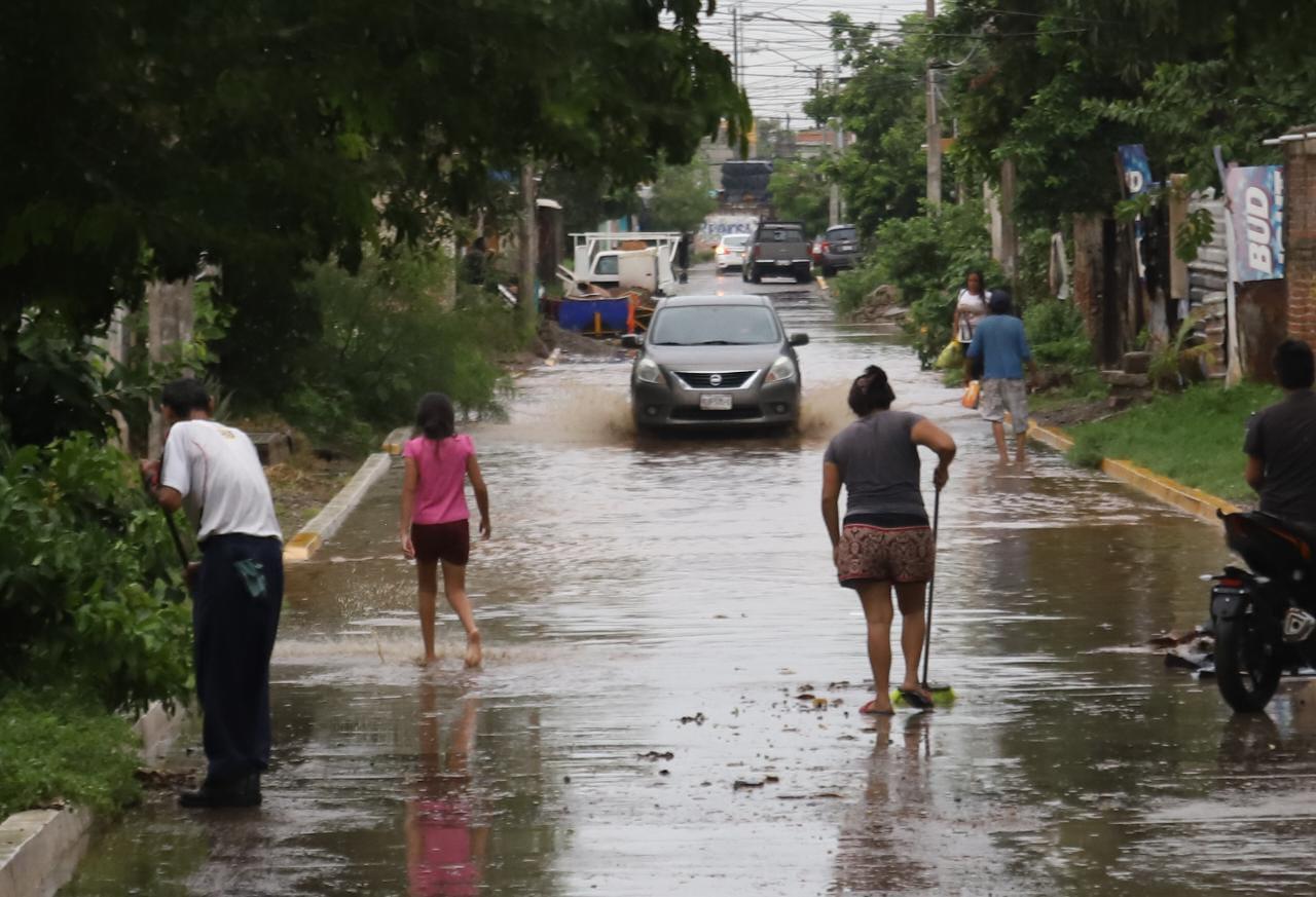 $!Provoca tormenta en Mazatlán inundaciones; autoridades recorren zonas afectadas