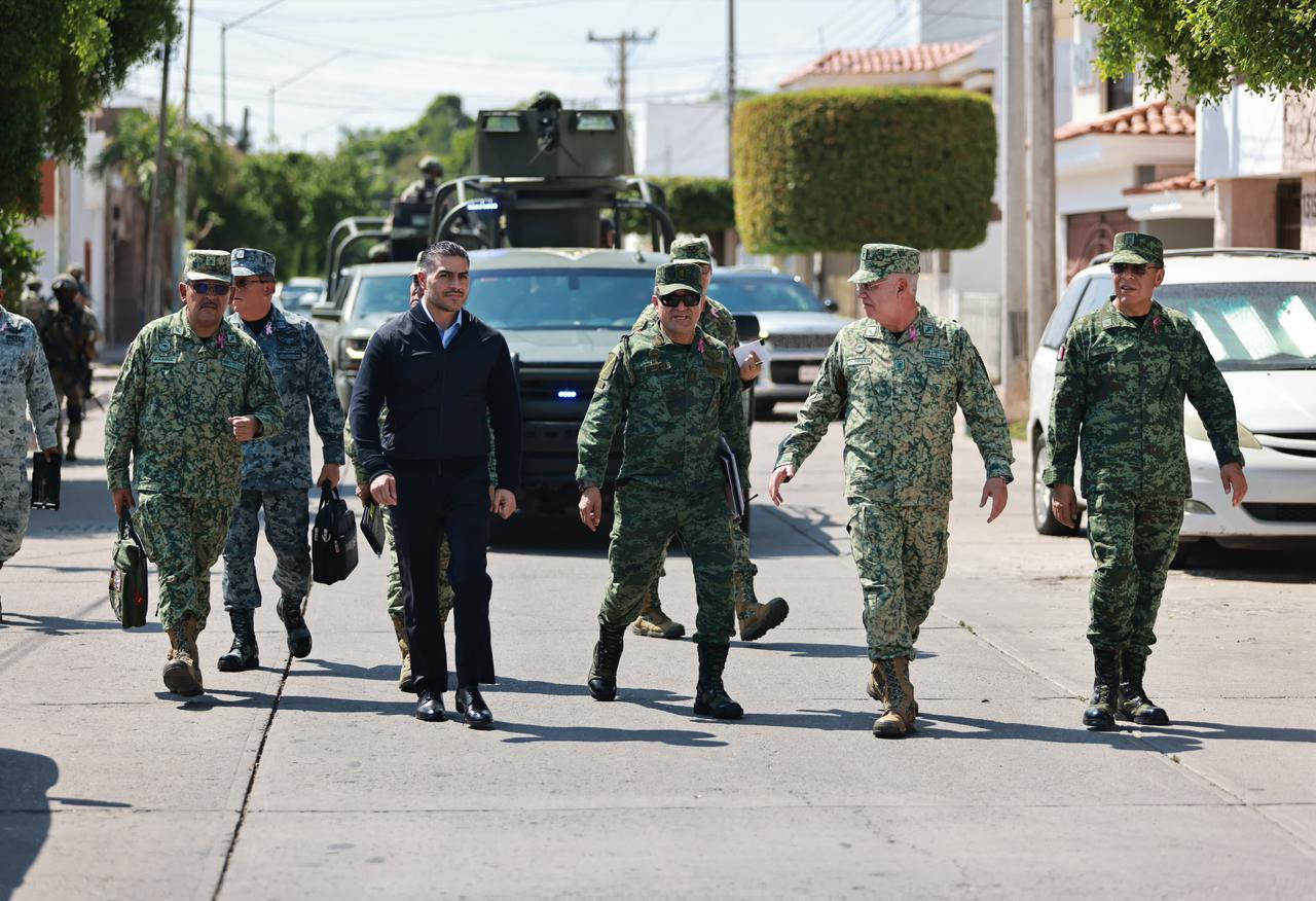 $!García Harfuch y General Trevilla visitan comercio en su visita a Culiacán; les toca escuchar denuncia de asalto