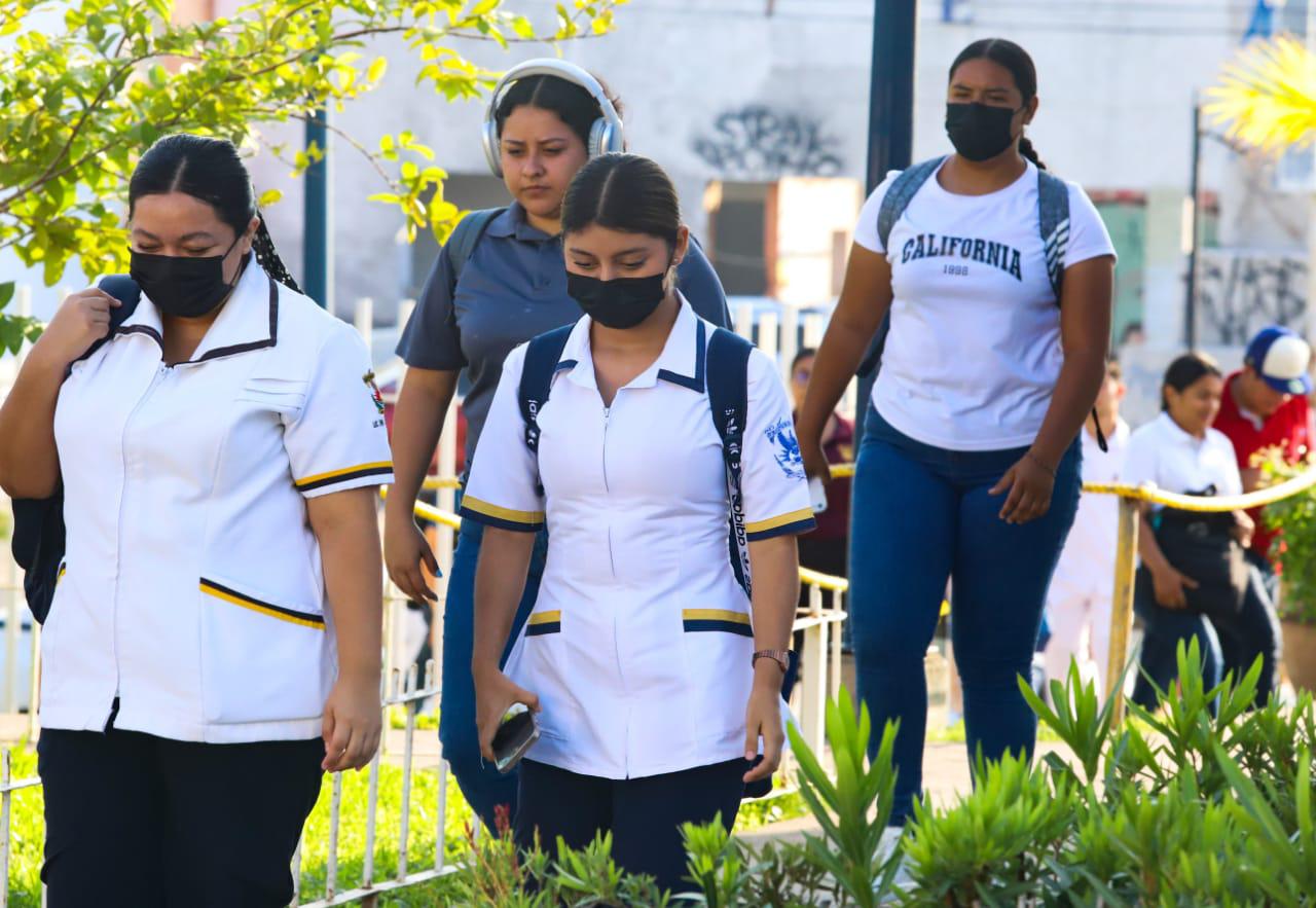 $!Atienden estudiantes de la UAS uso del cubrebocas en Mazatlán