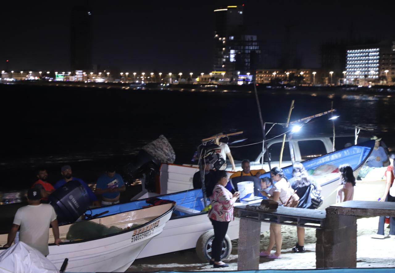 $!Arranca temporada de ‘pajaritos’ en Playa Norte en Mazatlán