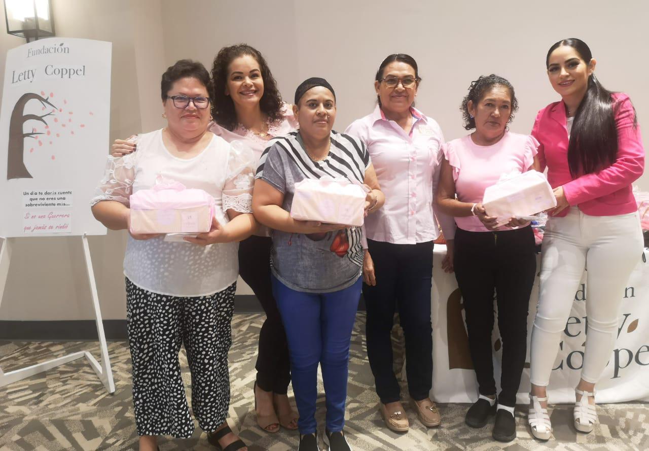 $!Las damas reciben con gusto la donación.