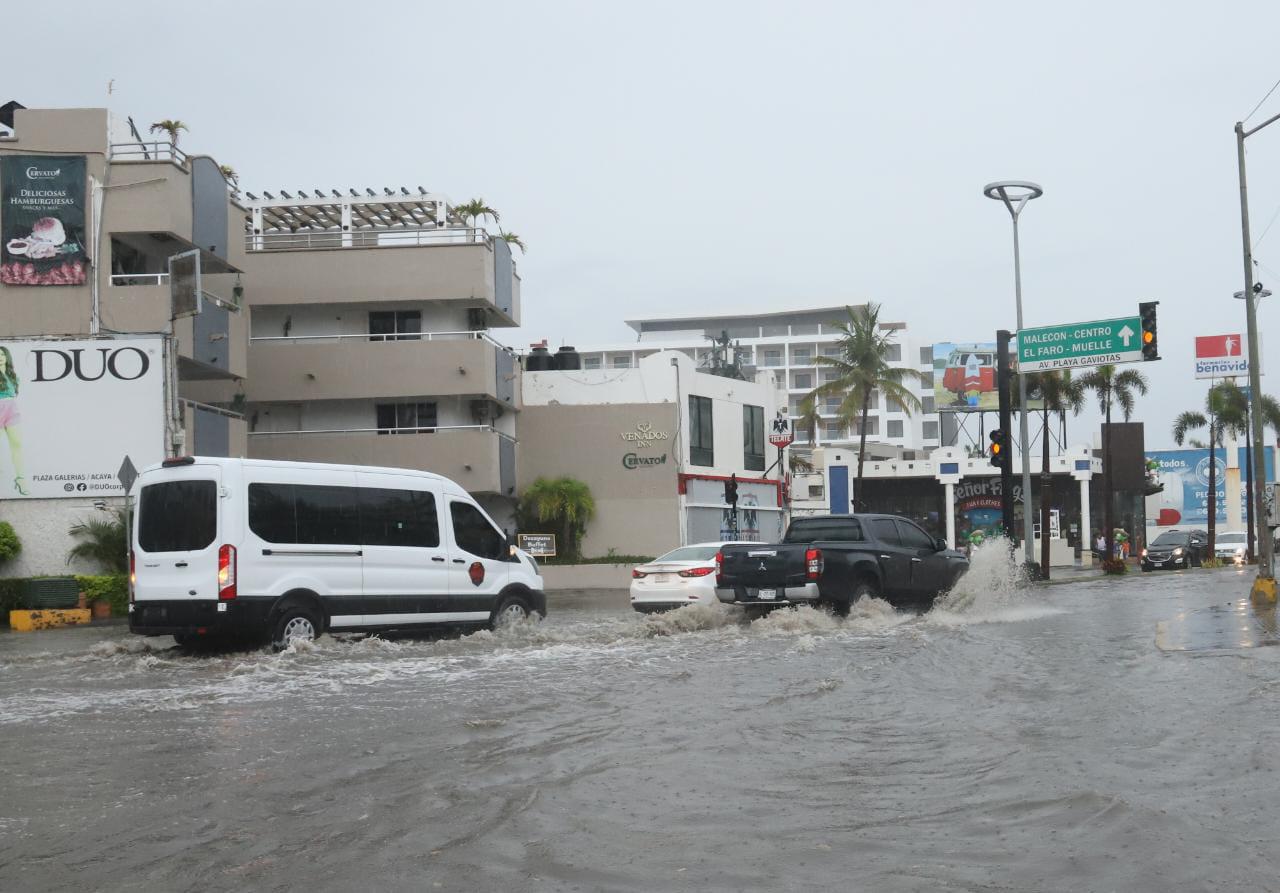 $!Fuertes inundaciones provocan caos vial y cierre de avenidas en Mazatlán