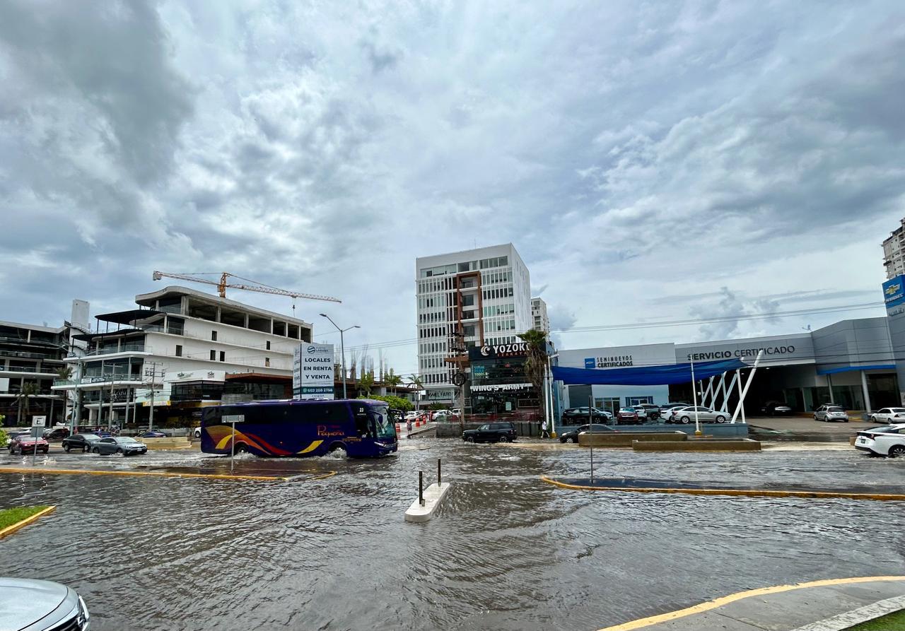 $!Llueve unos minutos y avenidas en Mazatlán quedan inundadas