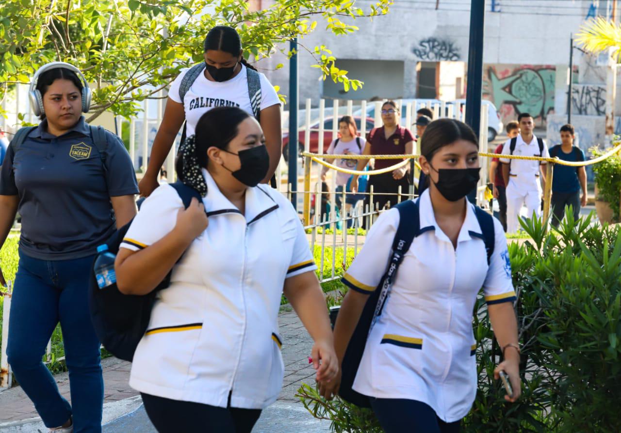 $!Atienden estudiantes de la UAS uso del cubrebocas en Mazatlán