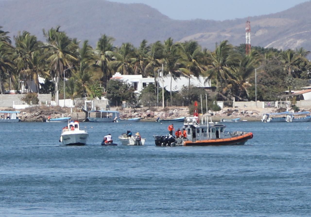 $!Muere bebé al caer avioneta en el canal de navegación de Mazatlán