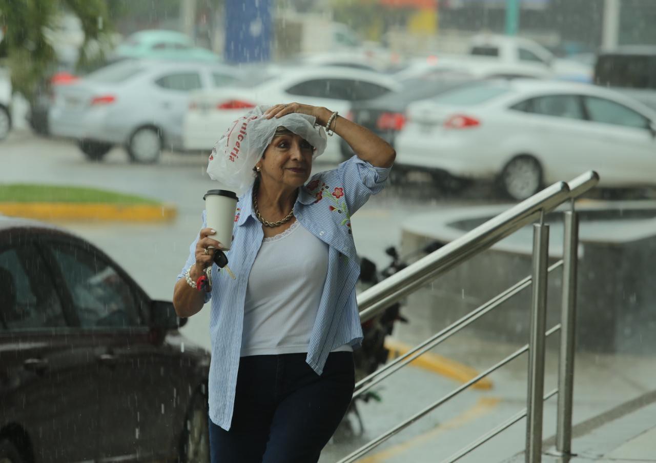 $!Por lluvias en Mazatlán, estudiantes batallan para agarrar camiones