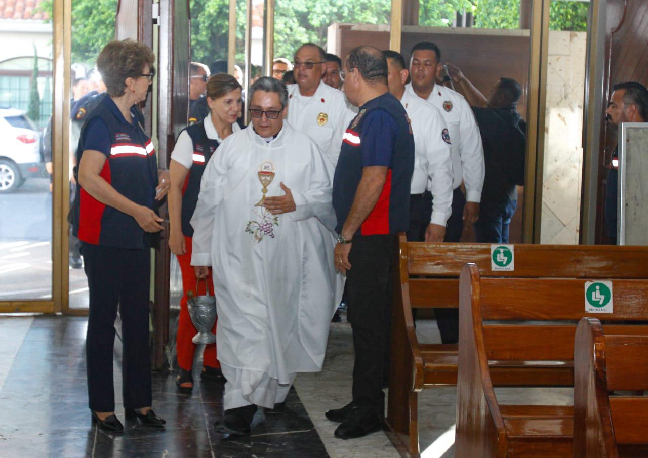 $!Destaca sacerdote que bomberos dejan todo por servir al prójimo