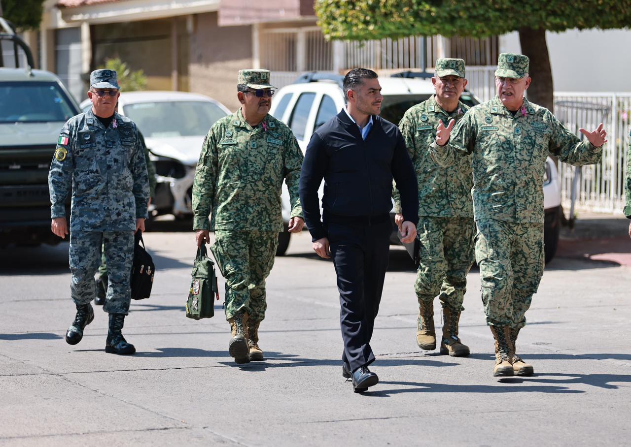 $!García Harfuch y General Trevilla visitan comercio en su visita a Culiacán; les toca escuchar denuncia de asalto