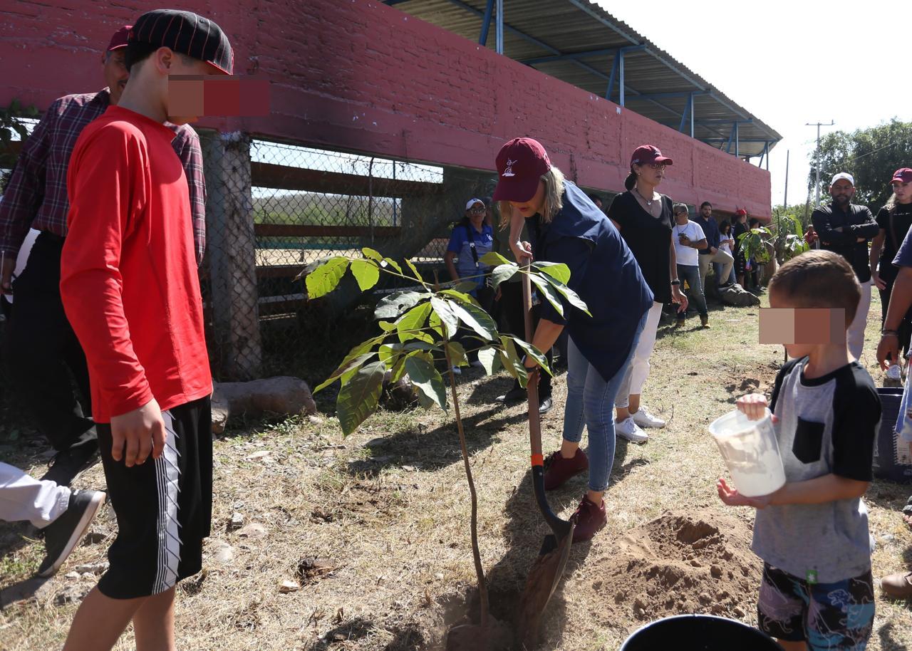 $!Invita Estrella Palacios a niñas y niños a sembrar y cuidar árboles en Siqueros