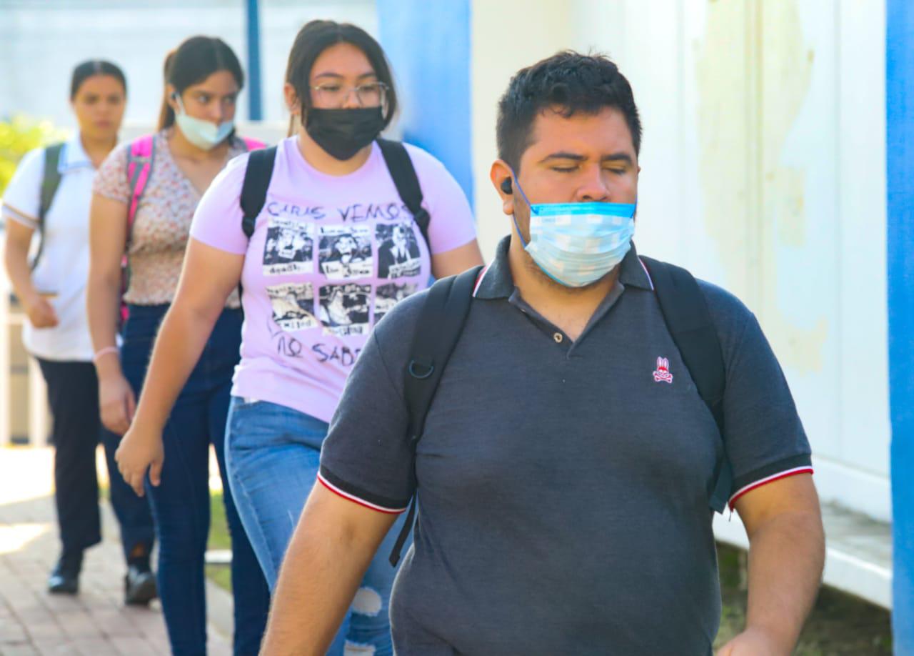 $!Atienden estudiantes de la UAS uso del cubrebocas en Mazatlán