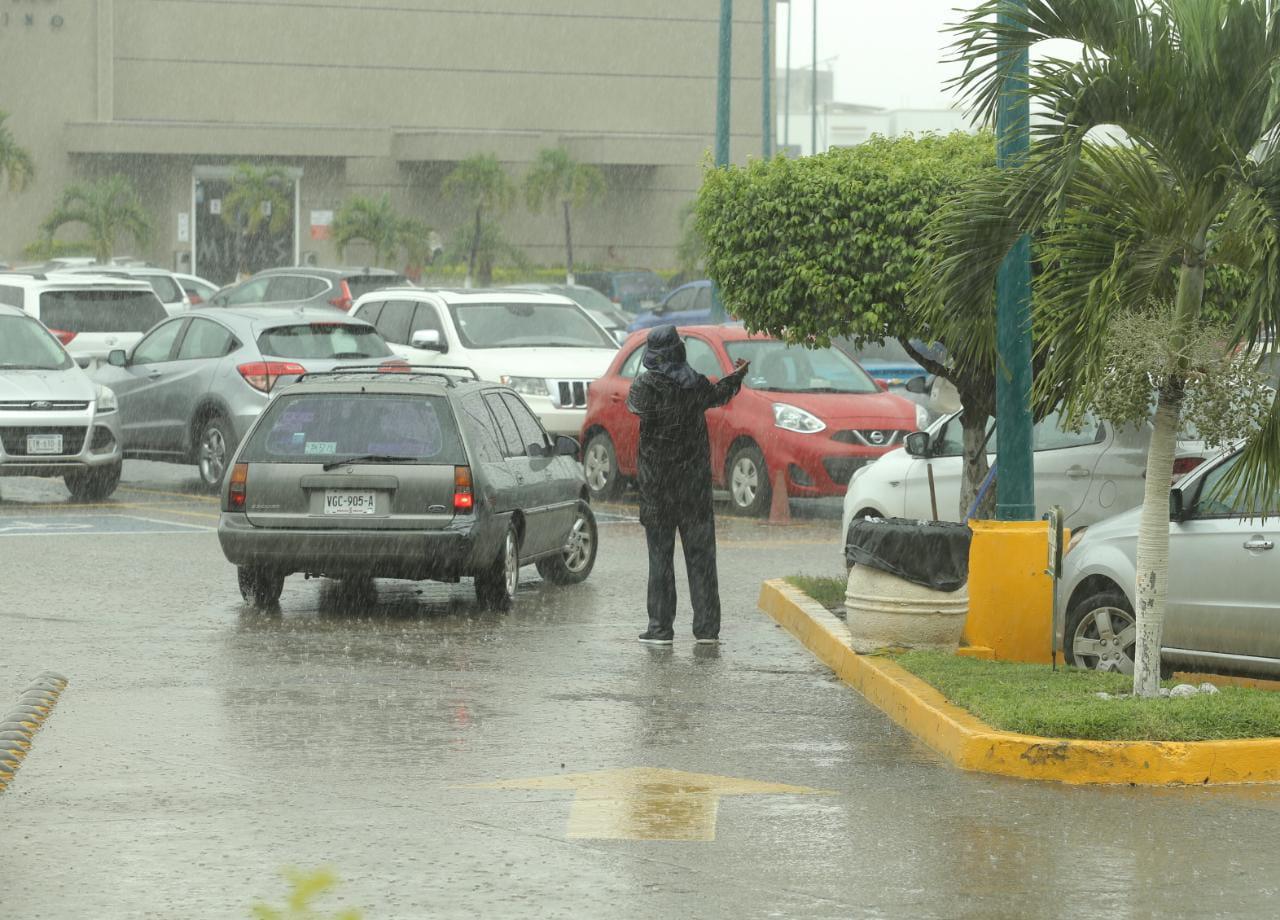 $!Por lluvias en Mazatlán, estudiantes batallan para agarrar camiones