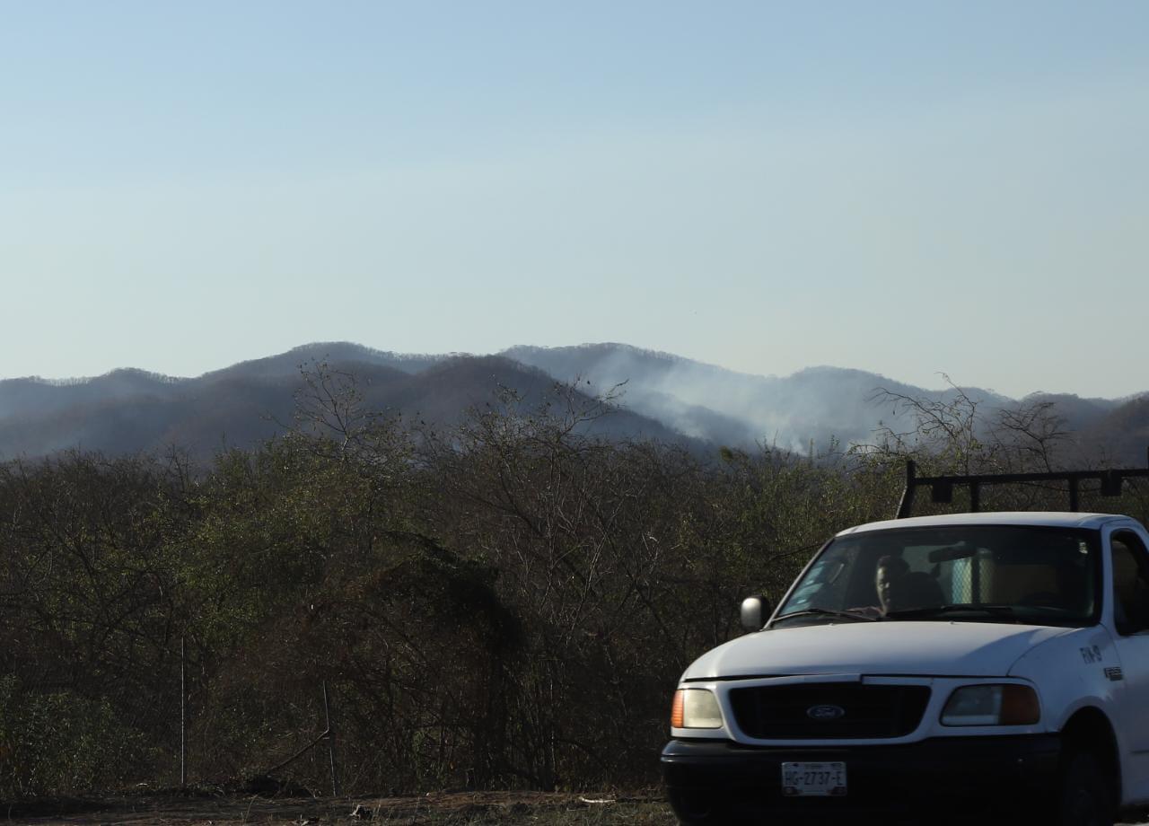 $!Por incendio sin control en El Magistral evacuan a 35 habitantes