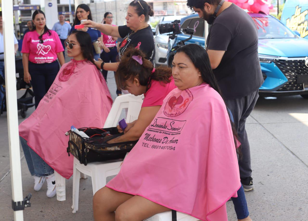 $!En el evento, integrantes de la Asociación Artesanas Trabajando con el Corazón A.C, realizaron algunos cortes del cabello.