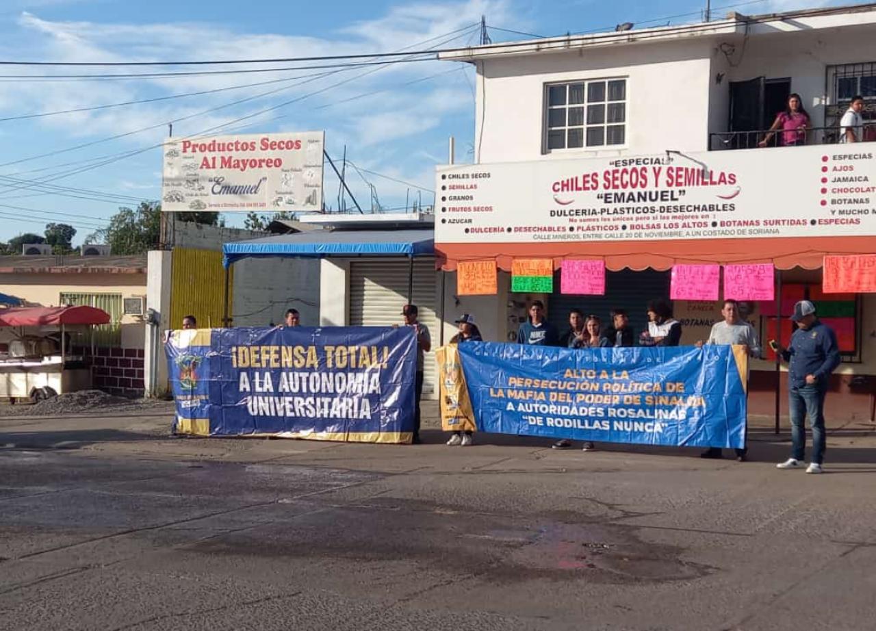 $!En cruceros de Culiacán, Mazatlán y Rosario trabajadores de la UAS ahora pegan calcas y entregan volantes