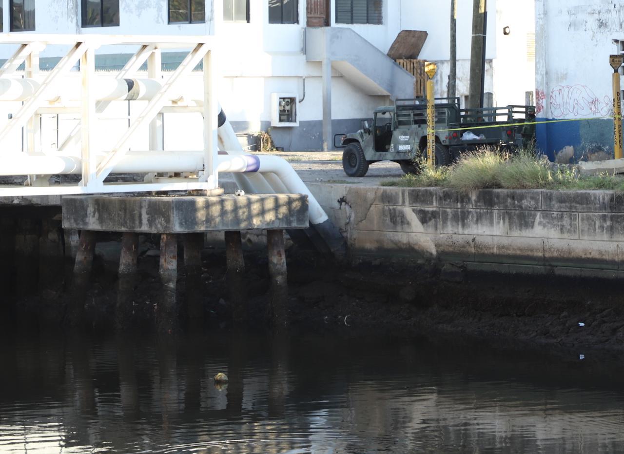 $!Pemex investiga fuga de combustible en inmediaciones del Puente Juárez, en Mazatlán