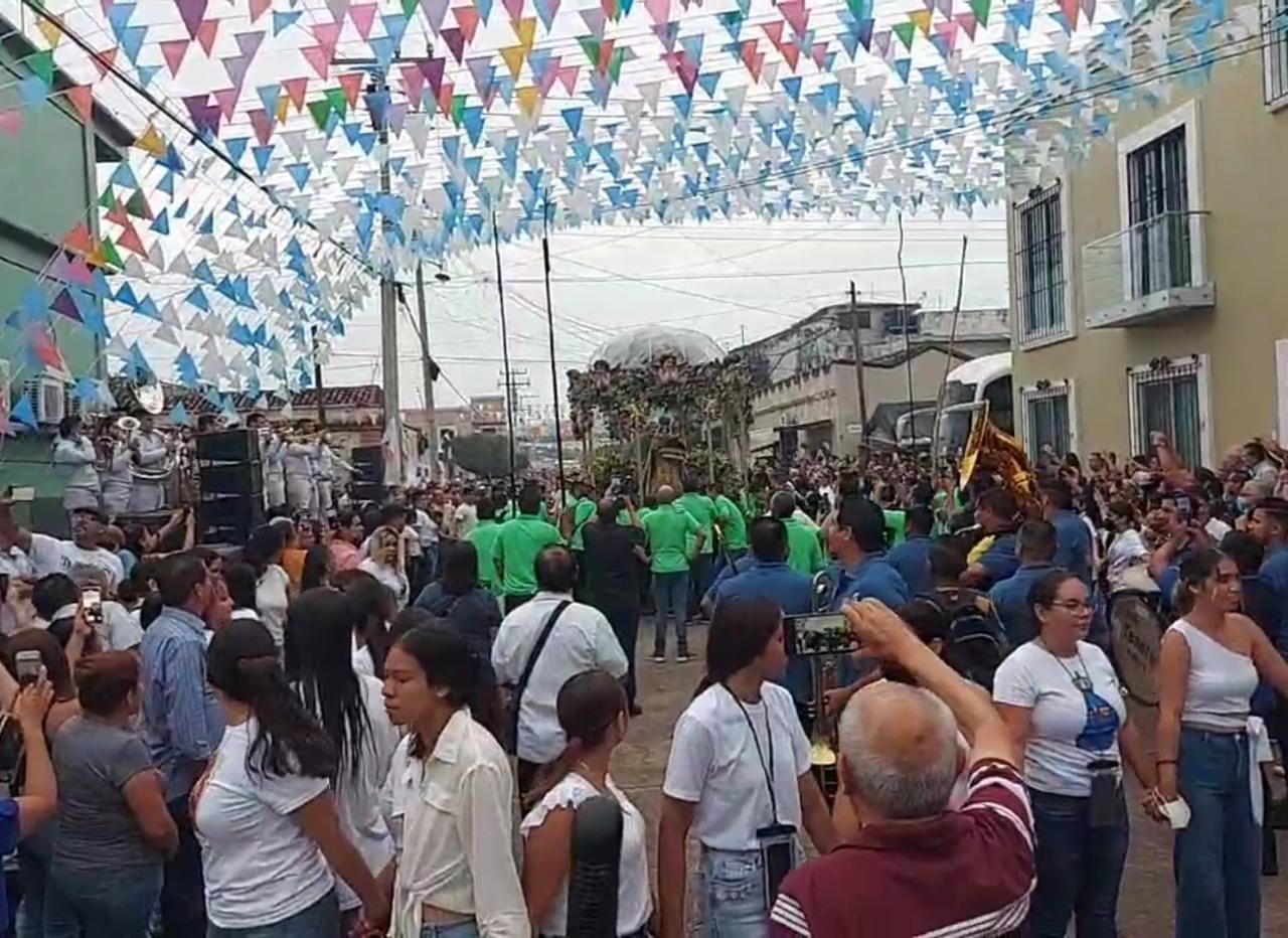 $!Pese a la amenaza de huracán, feligreses cumplen con Nuestra Señora del Rosario