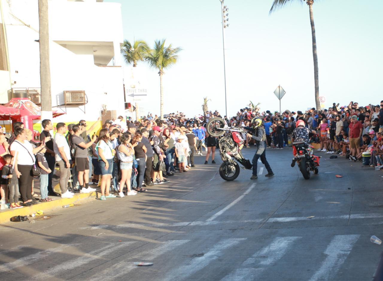 $!Vibra Mazatlán con el desfile de motos por el paseo costero