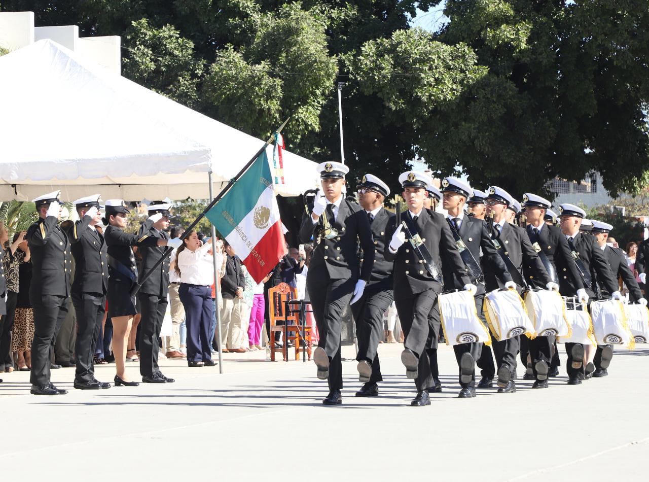 $!Juran Bandera 345 estudiantes de la Escuela Náutica de Mazatlán