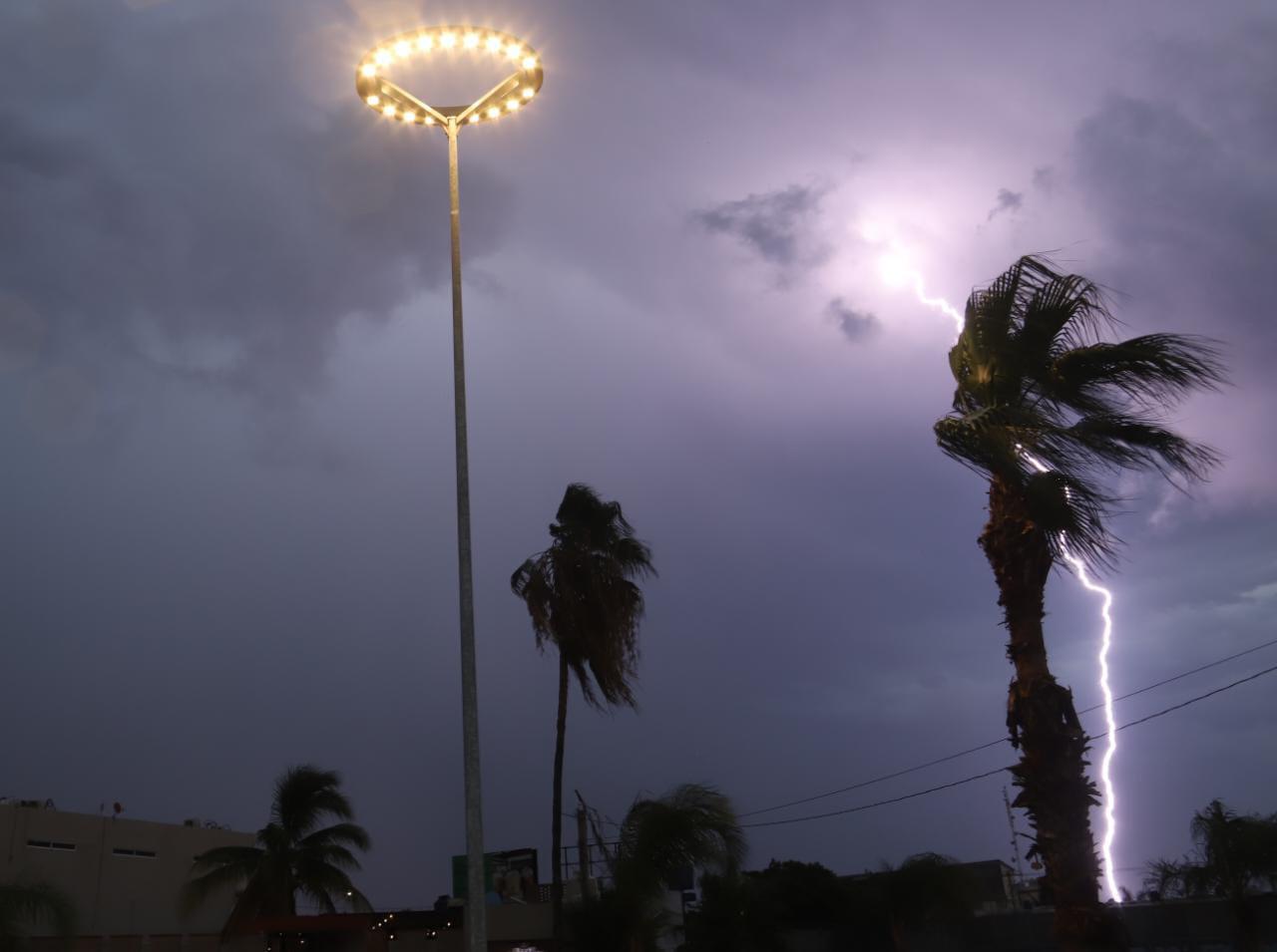 $!Azotan a Mazatlán fuertes lluvias y tormenta eléctrica la tarde de este sábado